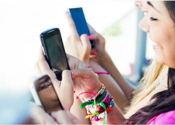 Ο υπουργός Παιδείας απαγορεύει στους μαθητές να έχουν κινητά τηλέφωνα στο σχολείο