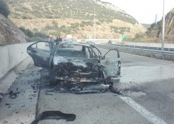 Αυτοκίνητο ταξί Θεσσαλονίκης “τυλίχτηκε” στις φλόγες στην Εγνατία Καβάλας, απο θαύμα πρόλαβε και βγήκε ο οδηγός!