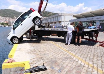 Aυτοκίνητο στο λιμάνι της Καβάλας γλίστρησε και έπεσε στη θάλασσα