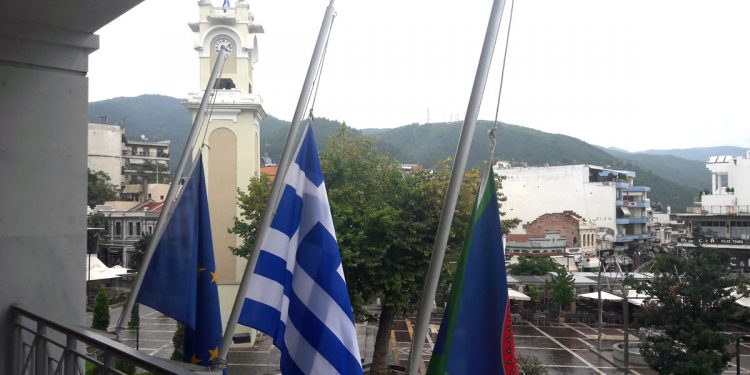 Μεσίστιες οι σημαίες των κτηρίων του Δήμου Ξάνθης