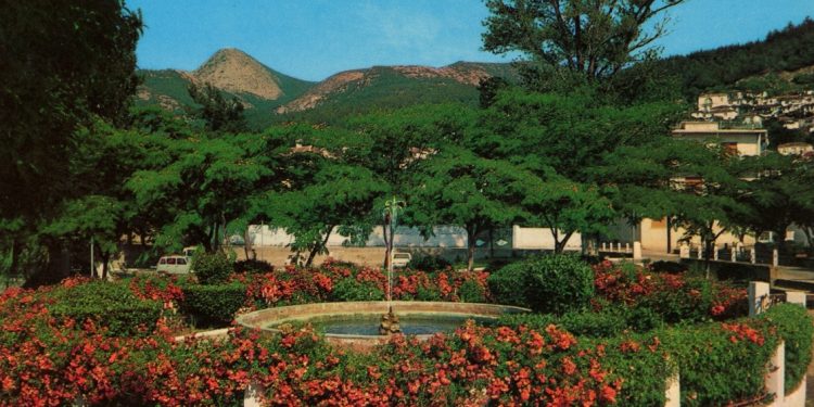 ΜΑΖΕΥΟΥΜΕ ΥΠΟΓΡΑΦΕΣ!  Για να ξαναγίνει σιντριβάνι το…  σιντριβάνι απέναντι από τον Κήπο!