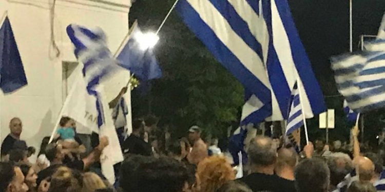 Αλεξανδρούπολη: Χιλιάδες λαού μπροστά από την έδρα της ΧΙΙ Μ/Κ ΜΠ «Έβρος» για την Μακεδονία.