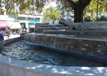 ΛΕΙΤΟΥΡΓΕΙ ΑΠΟ ΧΘΕΣ!  Και το συντριβάνι της πλατείας, είχαν ρίξει  πέτρες και μάρμαρα που τα κατέστρεψαν όλα!