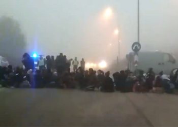 Πάνω από 150 μετανάστες πέρασαν τα σύνορα του Έβρου & έκαναν κατάληψη σε δρόμο στην Ορεστιάδα!