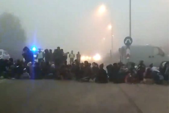 Πάνω από 150 μετανάστες πέρασαν τα σύνορα του Έβρου & έκαναν κατάληψη σε δρόμο στην Ορεστιάδα!