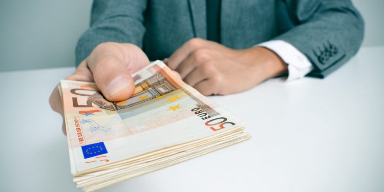 Αυτοί είναι οι μισθοί που παίρνουν περιφερειάρχες, δήμαρχοι και αντιδήμαρχοι