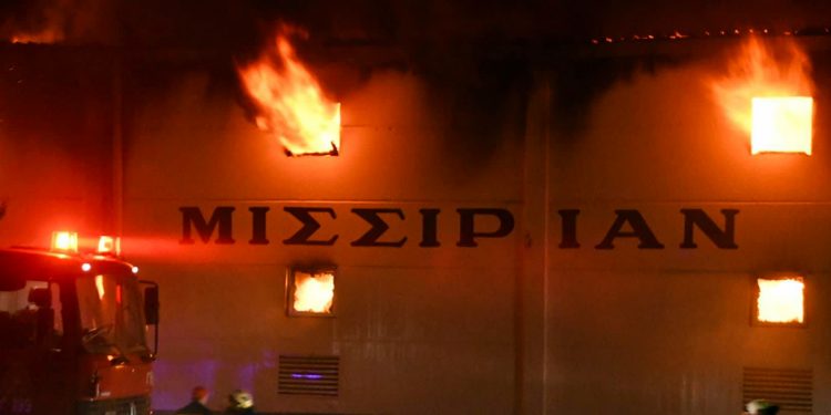 Μεγάλη πυρκαγιά σε αποθήκη με καπνά της βιομηχανίας Μισσιριάν ΑΕ