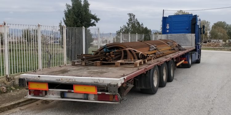 Έκρυψε 15 λαθρομετανάστες σε ειδικά διαμορφωμένη κρύπτη στην καρότσα φορτηγού