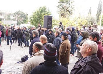 Διαμαρτυρία κτηνοτρόφων χθες έξω από το κτίριο της Περιφέρειας στην Κομοτηνή – «Κάτω τα χέρια από την κτηνοτροφία»