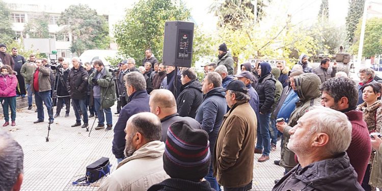 Διαμαρτυρία κτηνοτρόφων χθες έξω από το κτίριο της Περιφέρειας στην Κομοτηνή – «Κάτω τα χέρια από την κτηνοτροφία»