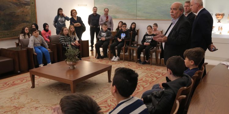 Στη Βουλή μαθητές από 4 μειονοτικά σχολεία της Ροδόπης