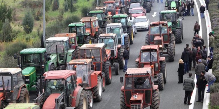 Τη Δευτέρα κατεβάζουν οι αγρότες  τα τρακτέρ στους δρόμους