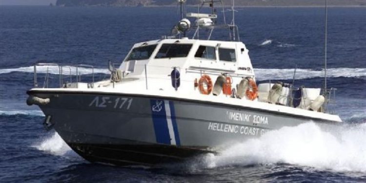 Διάσωση 33 αλλοδαπών που επέβαιναν σε λέμβο ανοιχτά της Αλεξανδρούπολης