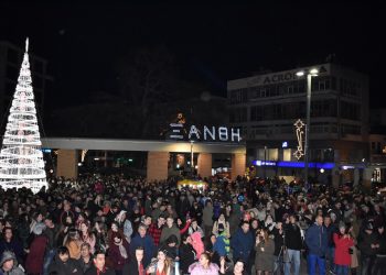 Απίστευτη κοσμοσυρροή παρά το δριμύ κρύο! Στην κεντρική πλατεία της Ξάνθης, υποδέχτηκαν εκατοντάδες Ξανθιώτες το 2019