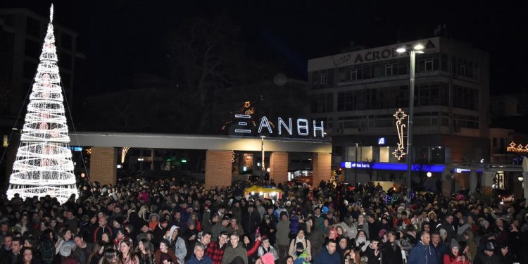 Απίστευτη κοσμοσυρροή παρά το δριμύ κρύο! Στην κεντρική πλατεία της Ξάνθης, υποδέχτηκαν εκατοντάδες Ξανθιώτες το 2019