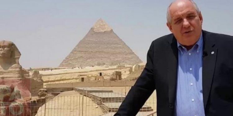 Ο πολυταξιδεμένος υφυπουργός – Απίστευτο: 70 ταξίδια σε 26 μήνες για τον Τέρενς Κουίκ