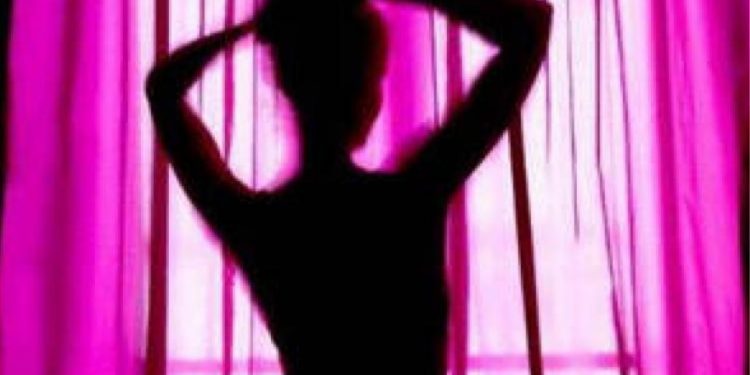 Ξάνθη: Ιδιοκτήτης μπαρ ήθελε με τη βία να βγάλει στο «κλαρί» τις σερβιτόρες!