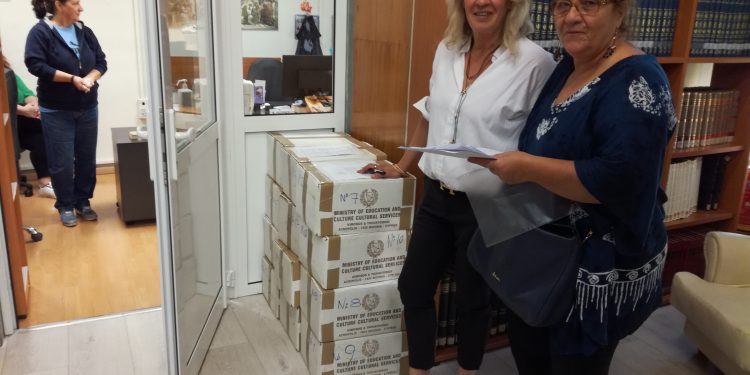 12 κούτες με βιβλία κυπριακά για τη δημιουργία της ΚυπριακήςΓωνιάς Βιβλίου, στη Δημοτική Βιβλιοθήκη Ξάνθης