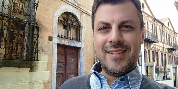 Ο ΔΗΜΟΣΙΟΓΡΑΦΟΣ ΧΑΡΗΣ ΔΙΑΦΩΝΙΔΗΣ ΥΠΟΨΗΦΙΟΣ ΔΗΜΟΤΙΚΟΣ ΣΥΜΒΟΥΛΟΣ ΜΕ ΤΟ ΣΥΝΔΥΑΣΜΟ ΤΟΥ ΓΙΑΝΝΗ ΠΑΠΑΧΡΟΝΗ