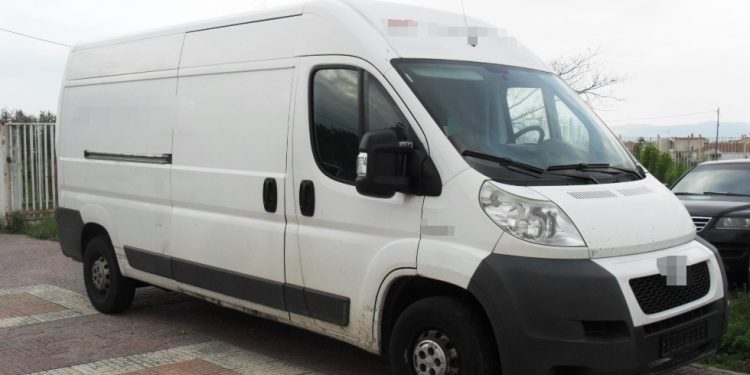 Καταδίωξη διακινητή και τροχαίο στον Έβρο