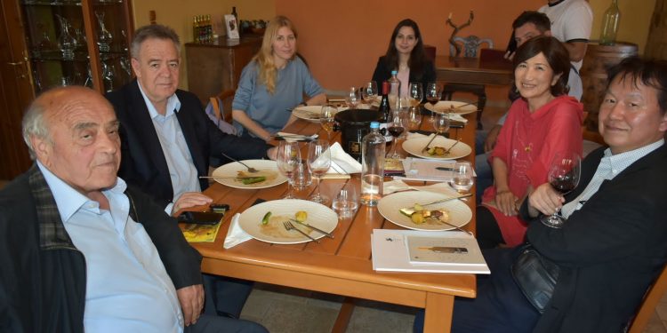 ΕΠΙΣΚΕΨΗ ΤΟΥ ΙΑΠΩΝΑ ΠΡΕΣΒΗ ΣΤΟ ΚΤΗΜΑ ΒΟΥΡΒΟΥΚΕΛΗ ΓΙΑ ΤΑ…ΕΛΛΗΝΙΚΑ ΚΡΑΣΙΑ!