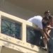Ξάνθη: Έσπασε 2 πόρτες για να σώσει άνδρα που κρεμόταν από το μπαλκόνι του