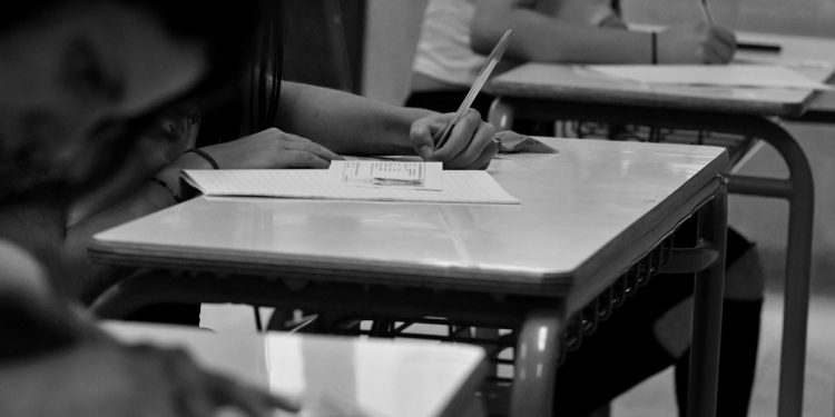 Πανελλαδικές: Ανακοινώθηκαν οι βάσεις εισαγωγής – Δείτε τους πίνακες