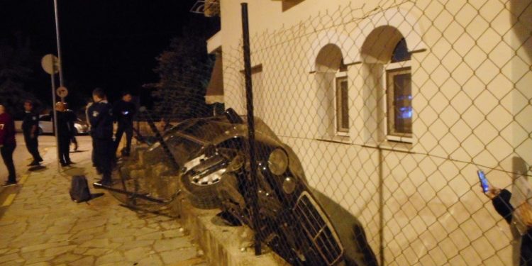 «Τρελό» ΙΧ με μετανάστες καρφώθηκε σε οικοδομή στα Κιμμέρια