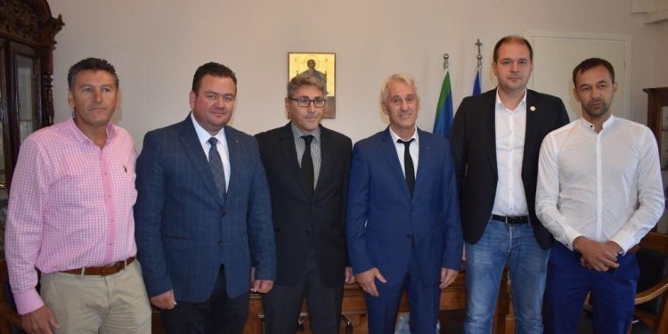 Φωτογραφία…κάρτ ποσταλ! Τι ανέφερε το ΤΟΥΡΚΙΚΟ ΠΡΟΞΕΝΕΙΟ!  ΘΕΡΜΗ ΣΥΝΑΝΤΗΣΗ ΤΣΕΠΕΛΗ – «ΤΟΥΡΚΩΝ» ΑΝΤΙΔΗΜΑΡΧΩΝ ΜΕ ΤΟΝ ΤΟΥΡΚΟ ΠΡΟΞΕΝΟ!   