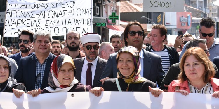 ΚΑΘΟΔΗΓΟΥΜΕΝΗ ΠΟΡΕΙΑ ΜΑΘΗΤΩΝ, ΓΟΝΕΩΝ ΚΑΙ …ΠΟΛΙΤΙΚΩΝ ΓΙΑ ΤΟ ΜΕΙΟΝΟΤΙΚΟ ΣΧΟΛΕΙΟ ΥΠΟ ΤΗΝ…ΗΓΕΣΙΑ ΤΟΥ ΨΕΥΤΟΜΟΥΦΤΗ ΞΑΝΘΗΣ κ.ΜΕΤΕ