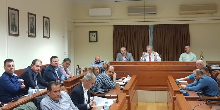 ΣΤΗΝ ΑΠΟΚΕΝΤΡΩΜΕΝΗ Η ΑΝΤΙΠΟΛΙΤΕΥΣΗ:  «Τελείωσαν» στις τρεις τα ξημερώματα την  συνεδρίαση  κι ακόμη δεν έβγαλαν…άκρη!