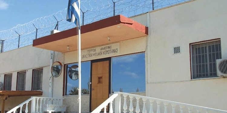 Κομοτηνή: Αιφνιδιαστική έρευνα στις φυλακές – Βρέθηκαν κινητά και συσκευασίες κάνναβης