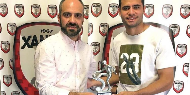 Ο Πρόεδρος της Αναγέννησης Θαλασσιάς Τάσος Ταρενίδης βράβευσε τον MVP στο ματς με τον Βόλο Εντουάρντο Τεσέϊρα