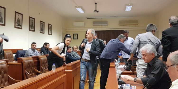 ΑΠΟΧΩΡΗΣΕ ΣΥΣΣΩΜΗ η αντιπολίτευση, έμειναν  μόνο οι «10» του Τσέπελη!