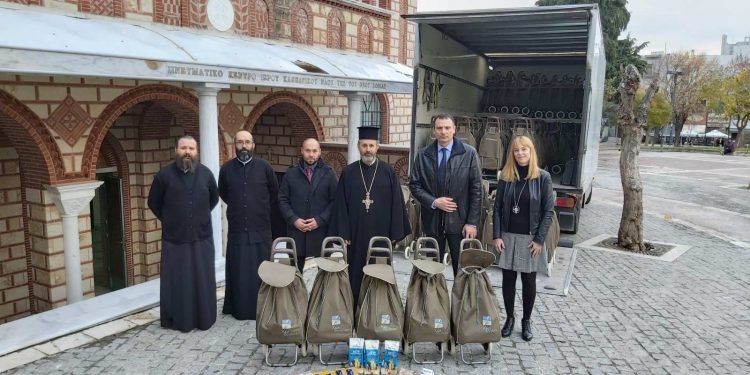 «Χέρι βοήθειας» από την Alpha Bank  – Παρέδωσαν 200 καρότσια με τρόφιμα στην  Μητρόπολη Ξάνθης για ευπαθείς ομάδες.