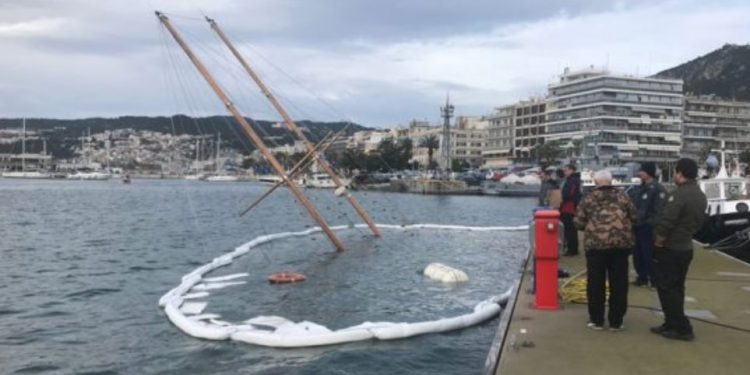 Καβάλα: Βούλιαξε ιστιοφόρο στο λιμάνι λόγω των ισχυρών ανέμων!