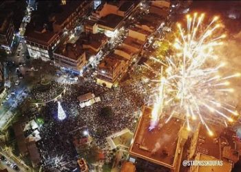 Εντυπωσιακή η φωταγώγηση του Χριστουγεννιάτικου δέντρου στην κεντρική πλατεία της Ξάνθης!(Φώτο)