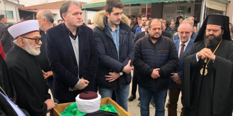 Επεισοδιακή η κηδεία του πρώην νόμιμου μουφτή Κομοτηνής