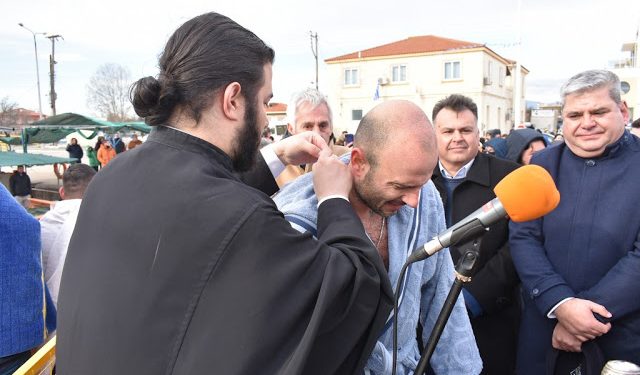 Ο πόντιος Σάββας κέρδισε το Σταυρό στο Πόρτο Λάγος. Και γυναίκα μαζί με άλλους 7, βούτηξε για τον Σταυρό! (φώτο)