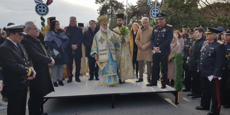 Με τσουχτερό κρύο και πολλά μποφόρ ο Αγιασμός των Υδάτων σε Ξάνθη, Άβδηρα και Πόρτο Λάγος (φώτο)