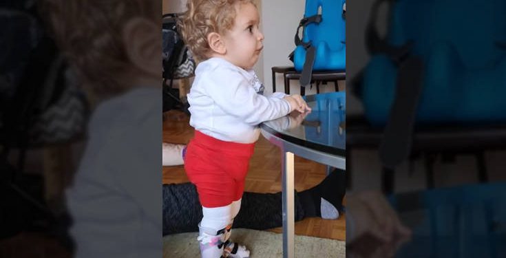 Ο μικρός Παναγιώτης Ραφαήλ στέκεται για πρώτη φορά στα πόδια του