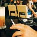 Οι καπνιστές επιστρέφουν στις καφετέριες από το… παράθυρο