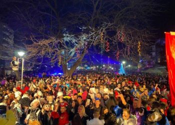 Ρεκόρ συμμετοχών στο 5o Kom On Party – Ξεφάντωμα και πάρτι από χιλιάδες καρναβαλιστές στην αποκριάτικη παρέλαση της Κομοτηνής