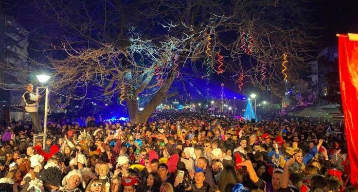 Ρεκόρ συμμετοχών στο 5o Kom On Party – Ξεφάντωμα και πάρτι από χιλιάδες καρναβαλιστές στην αποκριάτικη παρέλαση της Κομοτηνής