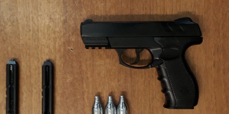 Καβάλα: 33χρονος με αεροβόλο πιστόλι προκάλεσε φθορές σε υαλοπίνακες πέντε επιχειρήσεων και στην οθόνη ενός μηχανήματος πώλησης εισιτηρίων