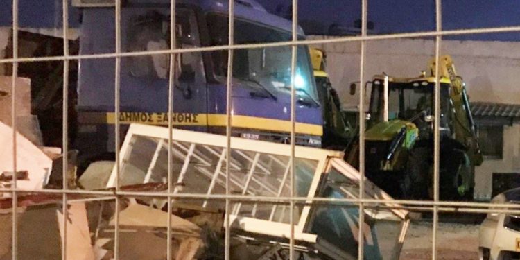 Πέταξαν τη «Φωλιά βιβλίου»  της Πλατείας στα…σκουπίδια!