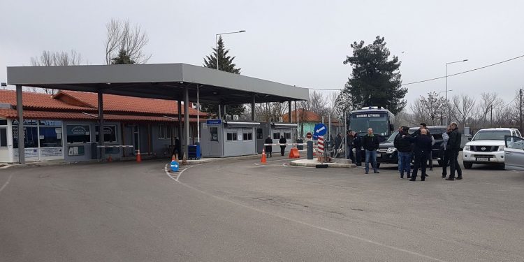 Καστανιές Έβρου: Ελικόπτερα, αστυνομία και στρατός στα σύνορα για τους πρόσφυγες