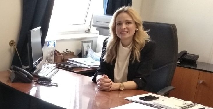 ΥΠΟΚΡΙΤΙΚΗ ΕΠΙΘΕΣΗ TOY DEB!  Κατά της Έλενας Ροφαέλα απαιτεί…επίσημη  δήλωση «συγγνώμης» για το κρούσμα του Εχίνου!