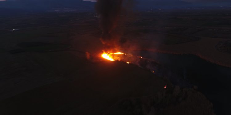 Μεγάλη φωτιά στην περιοχή Αλατζά Γκιόλα στη Χρυσούπολη (φωτο)