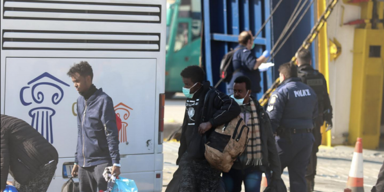  Έφτασαν στο λιμάνι της Καβάλας 300 πρόσφυγες και μετανάστες